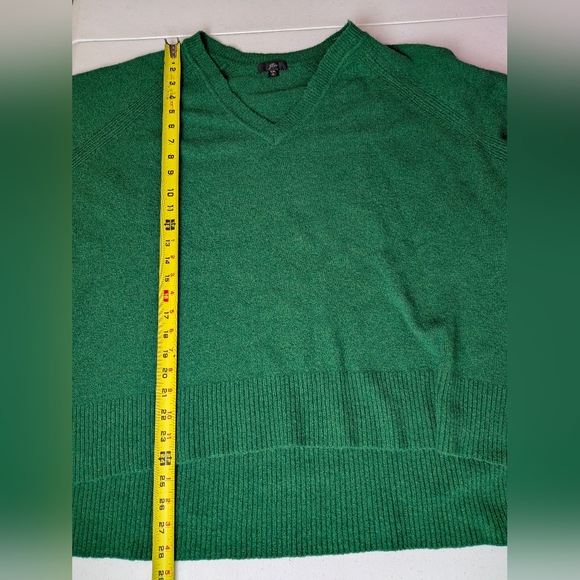 J. Crew Women's Emerald Green High Low V-Neck Relaxed Merino Blend Sweater XXL - Picture 5 of 11